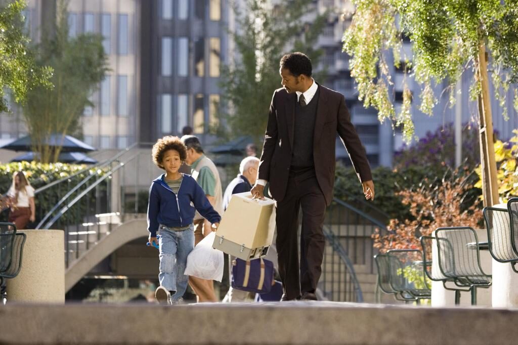 still-of-will-smith-and-jaden-smith-in-jakten-på-lycka-(2006)-large-picture